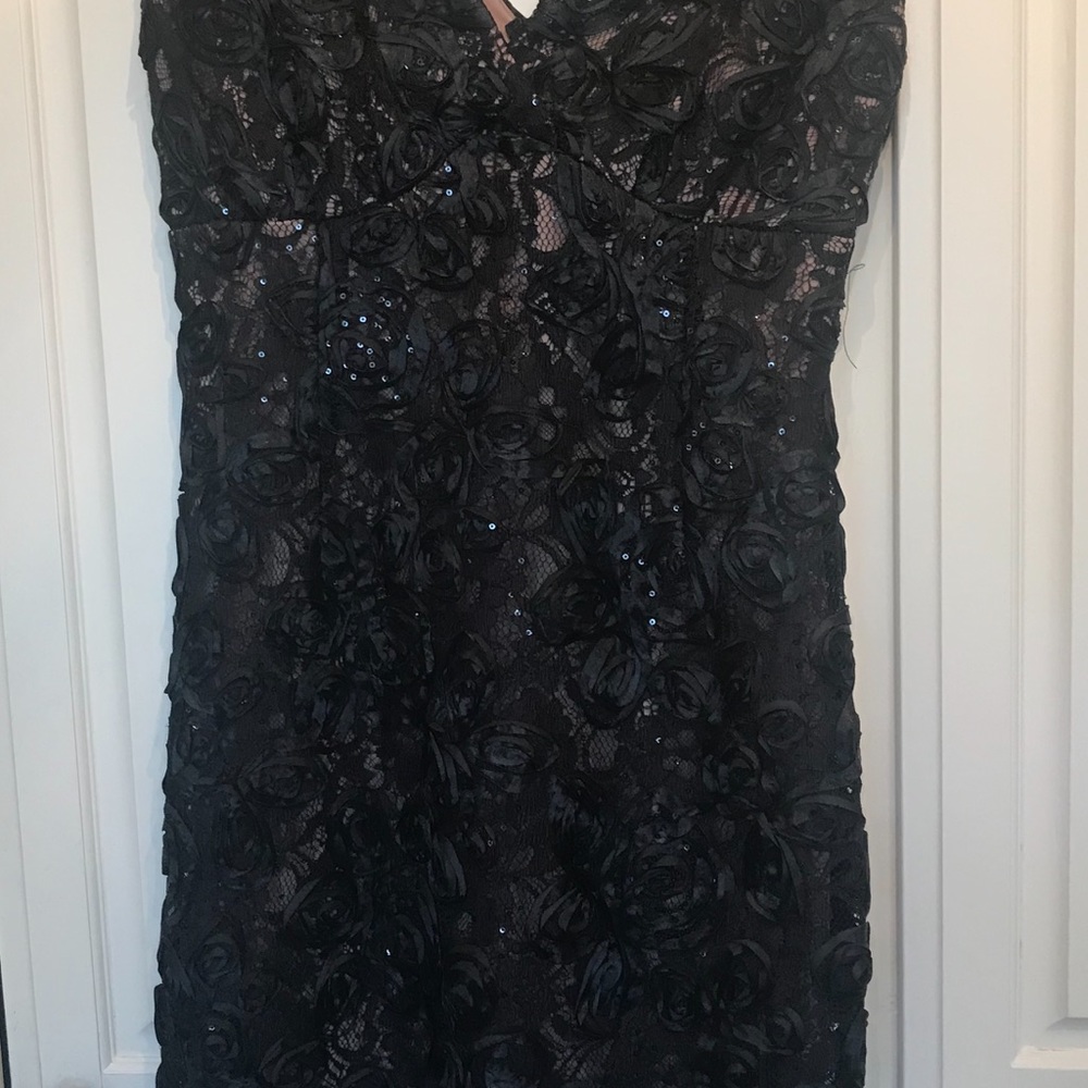 BLACK LACE COCKTAIL DRESS